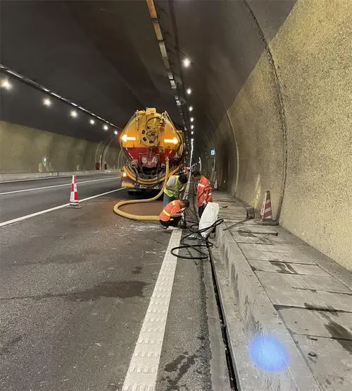 海城隧道排水渠清淤